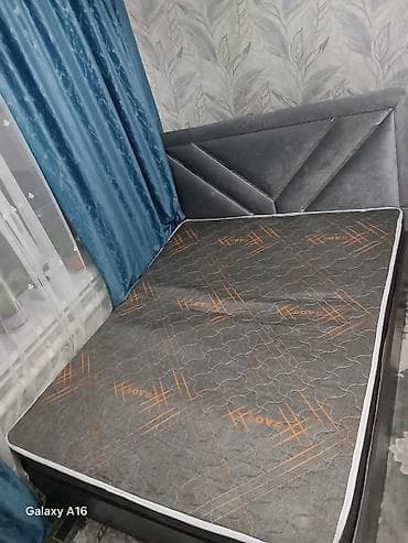 трехместный раскладной диван кровать: Уютная двуспальная кровать с мягким изголовьем и матрасом - Размер — 3