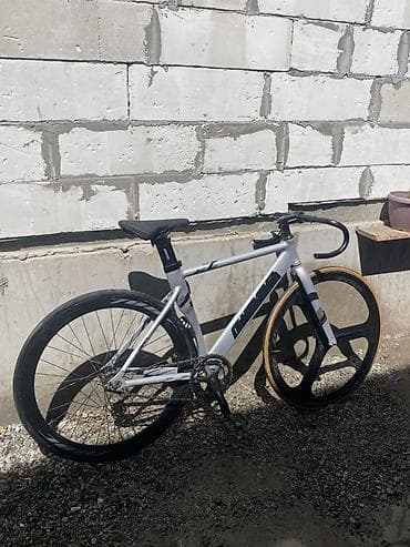 Велосипеды: Трековый/шоссейный велосипед с агрессивной геометрией рамы — 1