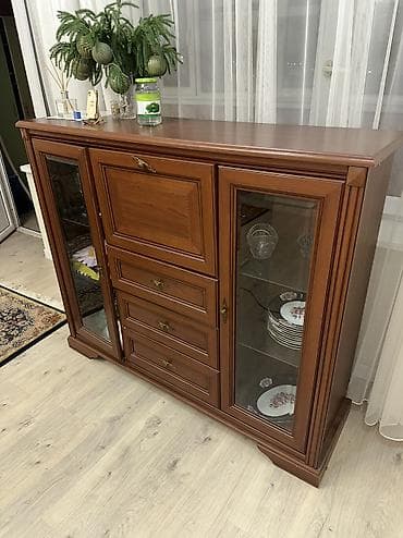 тумбочки для вещей: 1) шкаф 5) таршер 6) 2 комода 7) диван 8) ковер 9) стол — 4