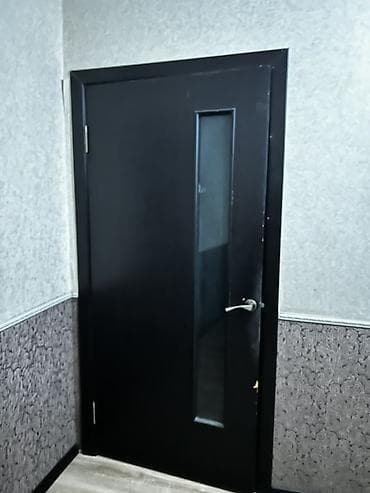 двери скупка: Межкомнатные двери темного цвета с декоративным остеклением. Б/У - — 1