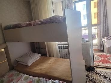 Двухъярусная кровать из ЛДСП белого цвета. - Компоновка: нижнее — 1