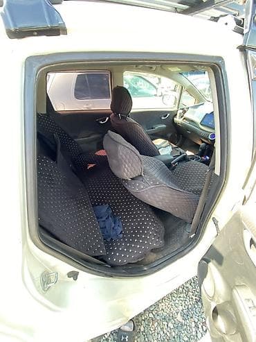 colf 2: Honda Fit: 2012 г., 1.3 л, Вариатор, Гибрид, Хэтчбэк — 4