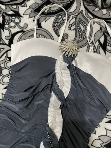 срочно продаю в связи с переездом: Желтое платье со шлейфом без лямок синие платье с драпировкой — 4