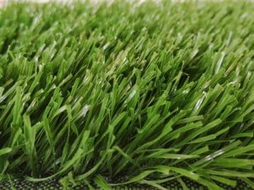 цена искусственного газона для футбольного поля: Искусственный газон с коротким ворсом в зеленом цвете. Материал — 4