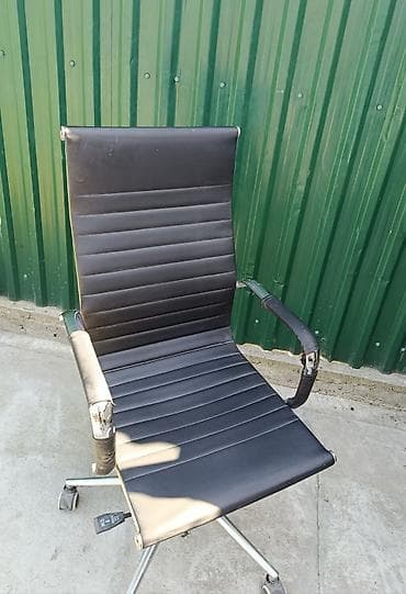 office table: Офисное кресло, Б/у, С колесиками, цвет - Черный, Экокожа — 2