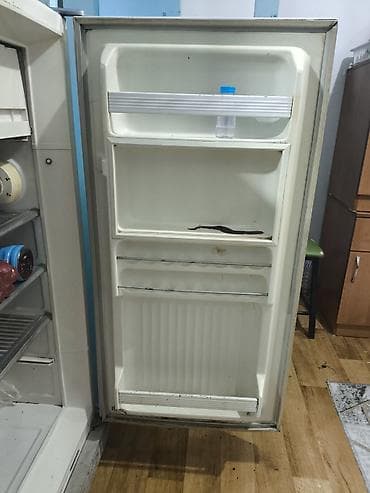 Однокамерный холодильник с верхней морозильной камерой. -