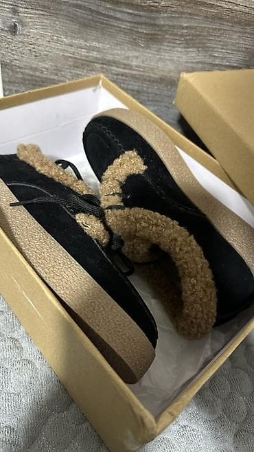 лоферы зима: Лоферы, 37, UGG, Новый, цвет - Черный, Платная доставка, Самовывоз — 1