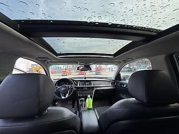 посадка машины: Белый седан бизнес-класса с динамичным дизайном и спортивными — 5