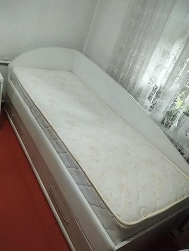 мебели кровать: Односпальная кровать, Б/у, С матрасом, длина - 200 см — 1