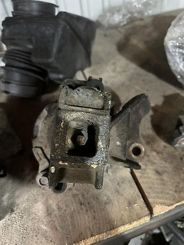 Задний левый суппорт Honda