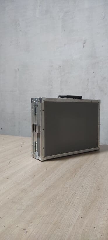 чехол для удостоверения: (задаётся в аренду для съёмок и для перемещение крупных денежных — 7