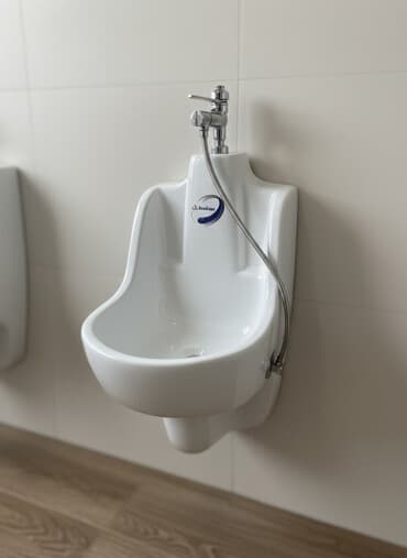 уличный туалет: Белый керамический писсуар классического дизайна, предназначенный для — 1