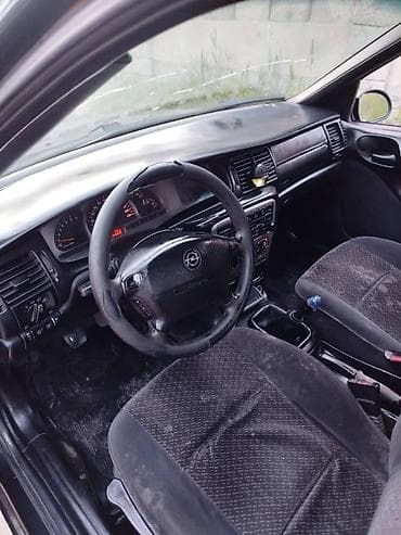 такса парк ош: Opel Vectra: 1996 г., Седан — 5