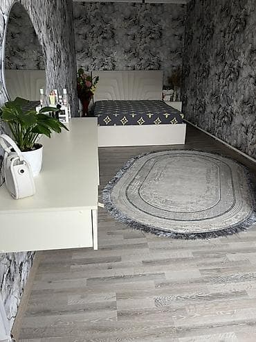 сдается дом аламедин 1: Просторный одноэтажный дом с большими окнами и современным интерьером — 7