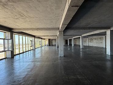 Просторное open-space помещение в современном здании. Характеристики