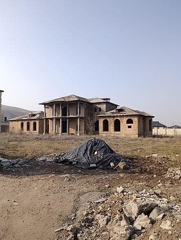 Просторный загородный дом с архитектурой в классическом стиле (два