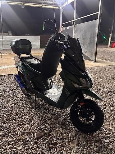 abs bmw: Скутер 50–125 см³ (визуально — городской/кросс-скутер формата 12–13") — 1