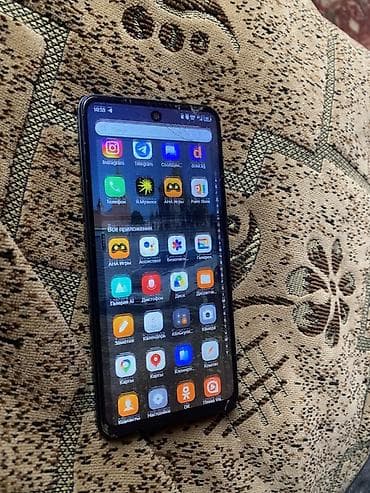 Смартфон с Android и русским интерфейсом, установленными