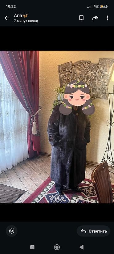 Длинная женская шуба из натурального меха темно‑шоколадного оттенка