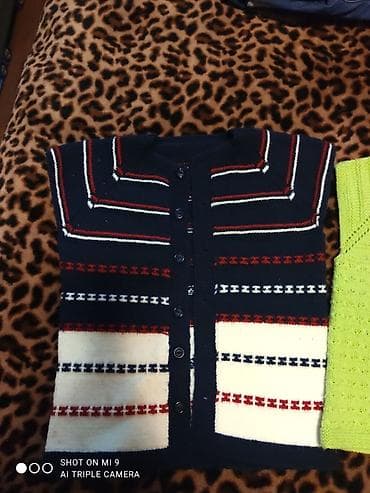 Игрушки: Жилетки на 6-7 лет теплые, вязаные. Цена за все 600 сом две на — 2