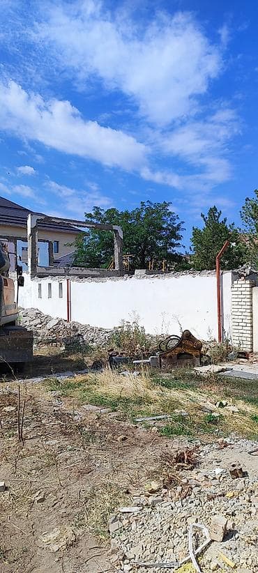 Снос стен, Разбор полов, Снятие потолков | Гипсокартонная стена, Кирпичная стена, Снос перегородки | Снятие реечных потолков, Снятие подвесных потолков, Зачистка от старых обоев | Демонтаж фанеры, Демонтаж линолеума, Демонтаж плинтуса | Мягкая кровля, Кровля из профнастила, Крыша из шифера Больше 6 лет опыта