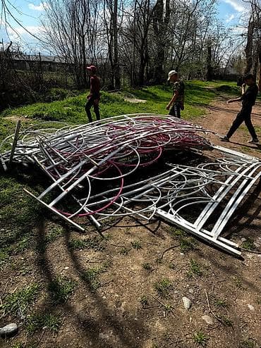 4 pot: Заборы металлические, 2 вида. Есть тяжелый забор с Толстого металла — 2