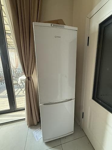 Холодильник Indesit, классический белый, с нижней морозильной камерой