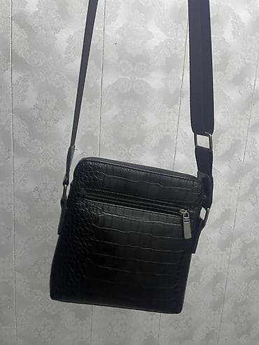 samsung galaxy gear s3: Сумка через плечо, черная, с тиснением под крокодила. - Форм-фактор — 2