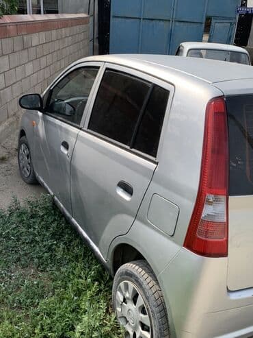 на матиз шины: Автомобиль Daihatsu Mira серебристого цвета, представленный в кузове — 4