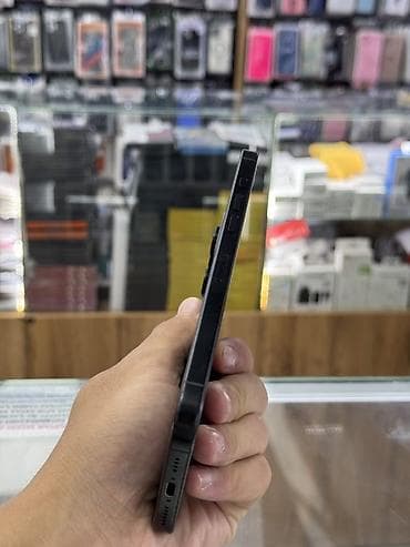 Техника и электроника: IPhone 16 Pro Max, 256 ГБ На экране маленькая точка а так на работу — 5