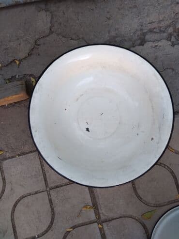 набор эмалированной посуды: Набор разнообразной кухонной утвари, включающий эмалированные — 3