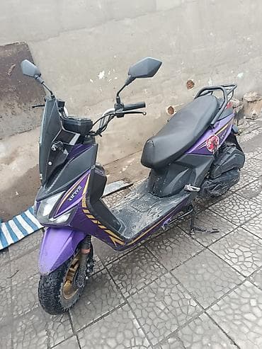 мотоцикл альфа: Скутер спортивного стиля, фиолетовый с черными элементами — 3