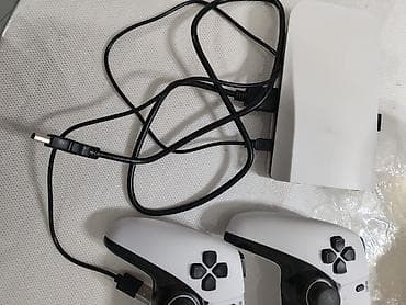 Игровая приставка с двумя беспроводными геймпадами Комплект: -