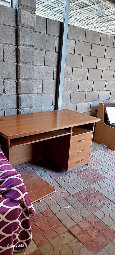 Компьютерный стол, С полками