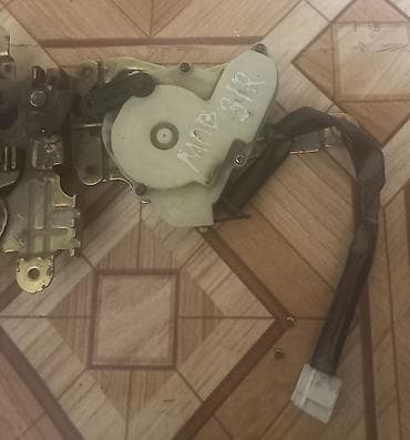 Глушители: Замок двери Mazda 2000 г., Б/у, Оригинал, Япония — 2