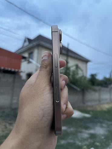 e mount: Смартфон с тройной основной камерой и светодиодной вспышкой. Корпус с — 4