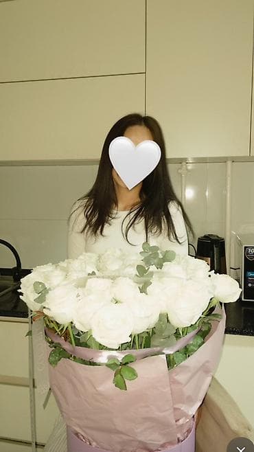 тисы: Большой фирменный букет белых роз - Состав: множество крупных белых — 1