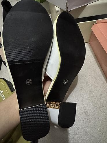 Босоножки, сандалии, шлепанцы: Две пары женских шлёпанцев. 1) Белые мюли JING PIN NV XIE - Размер — 8