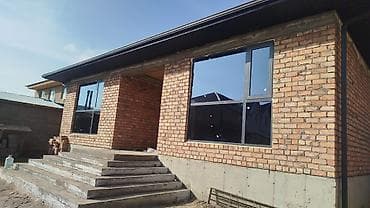Одноэтажный кирпичный дом (коробка с крышей и окнами). - Материал at lalafo.kg Одноэтажный кирпичный дом (коробка с крышей и окнами). - Материал