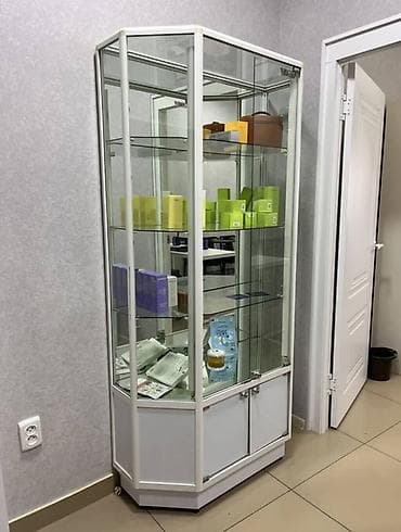 Торговое оборудование: Стеклянная угловая витрина-шкаф - Форма: многоугольная (приближенная — 1