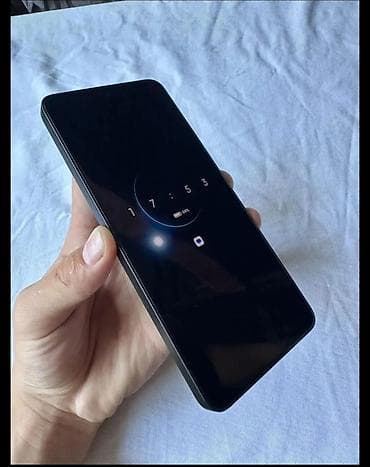 aphone 12: Смартфон с плоскими гранями и большим безрамочным экраном. На дисплее — 1