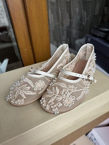 балетки модные: Балетки с ремешком и вышивкой жемчугом - Цвет: бежевый/айвори - — 2