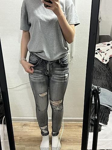 куплю одежды: Женские джинсы скинни серого денима с эффектом варки и рваными — 1