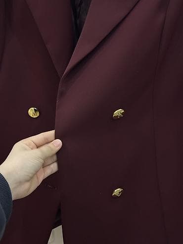 Личные вещи: Женский пиджак бордового цвета. - Классический приталенный крой с — 2