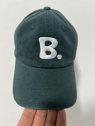 Жеке буюмдар: Кепка, Бейсболка, Калканчы: Ийилген, Саймасы менен — 1