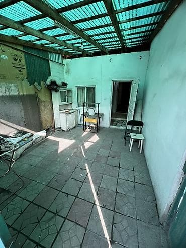 литейный завод: Сдаю дом барачного типа . Тоголок молдо 51 район за церковью, рядом — 1