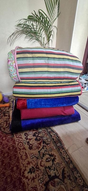 Таза кебезден илгерки тигилген беш төшөк сатылат, төртөөнүн размери