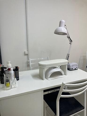 аренда столов: Сдается маникюрный стол в центре города. Доступ 24/7 Лампа, подставка — 2