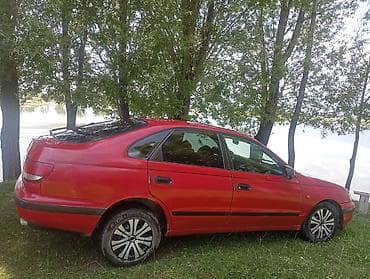авто салон чехол: Красный тайота Карина 4 двери с аэродинамическим спойлером на крышке — 1
