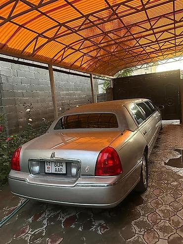 Лимузин Lincoln Town Car Stretch, серебристый цвет. Ключевые